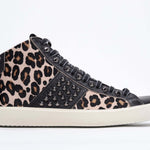 Profilo laterale di mid top leopardato sneaker. Tomaia in vitello e pelle con borchie, zip interna e suola in gomma vintage.