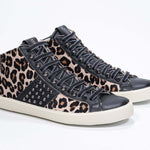 Tre quarti di un mid top leopardato sneaker. Tomaia in vitello e pelle con borchie, zip interna e suola in gomma vintage.
