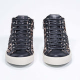 Vista frontale del mid top leopardato sneaker. Tomaia in vitello e pelle con borchie, zip interna e suola in gomma vintage.