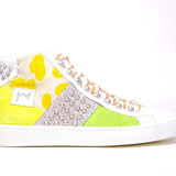 Profil latéral du top moyen sneaker. Tige en patchwork de matières mixtes et clous argentés.