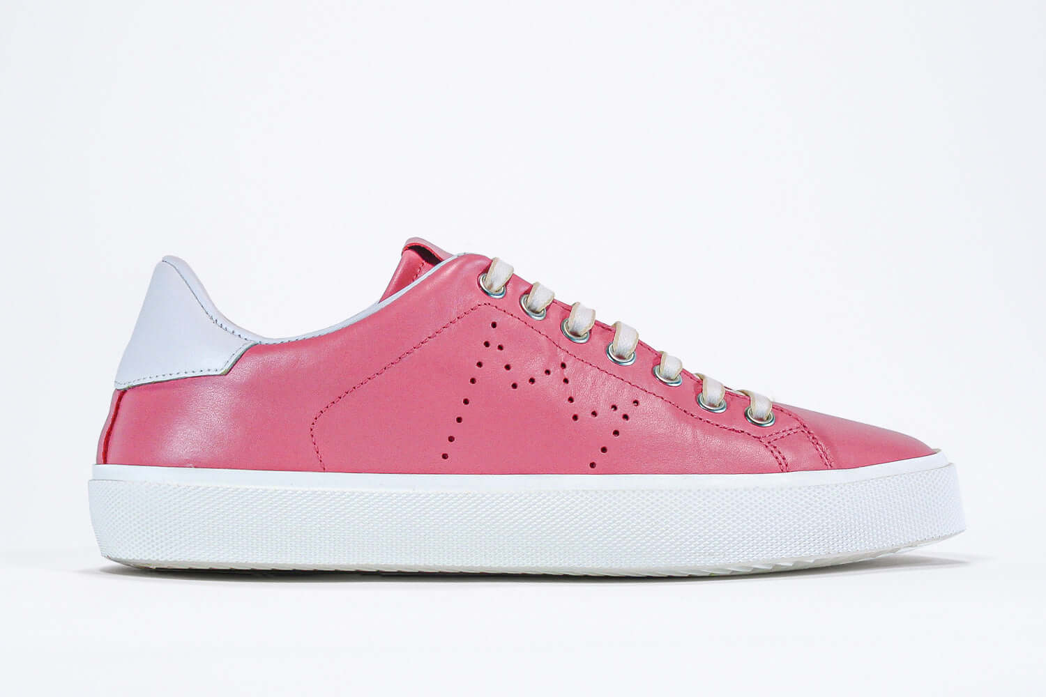 Seitenansicht des rosafarbenen Low Top sneaker mit weißen Details und perforiertem Kronenlogo auf dem Obermaterial. Obermaterial aus Vollleder und weiße Gummisohle.