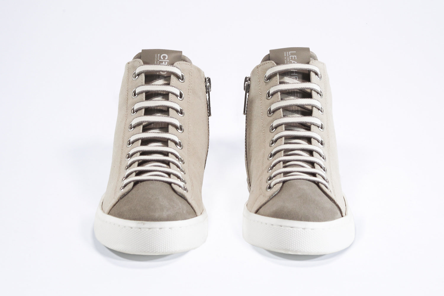 Vorderansicht von sneaker mit durchgehend beigem Canvas-Obermaterial, innerem Reißverschluss und weißer Sohle.
