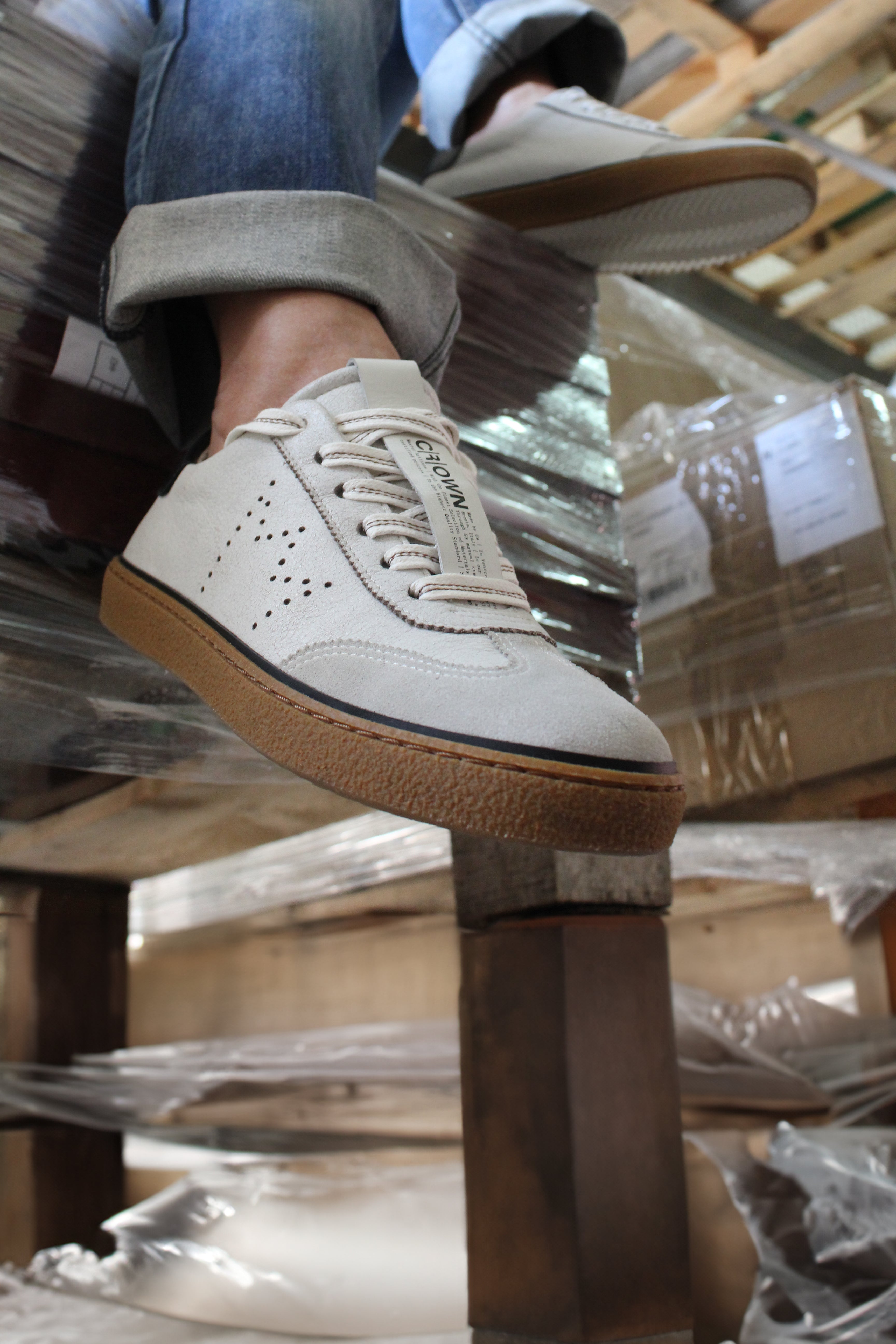 Model T BASSE sneaker stile in bianco della collezione Leather C|R|OWN .