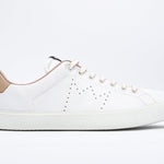 Weißer Low-Top-Schuh sneaker im Seitenprofil mit Cuoio-Details und perforiertem Kronenlogo auf dem Schaft. Schaft aus Vollleder und weiße Gummisohle.