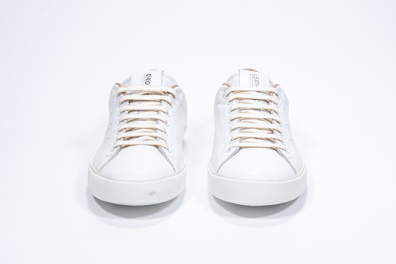 Vorderansicht des weißen Low Top sneaker mit Cuoio-Details und perforiertem Kronenlogo auf dem Obermaterial. Obermaterial aus Vollleder und weiße Gummisohle.