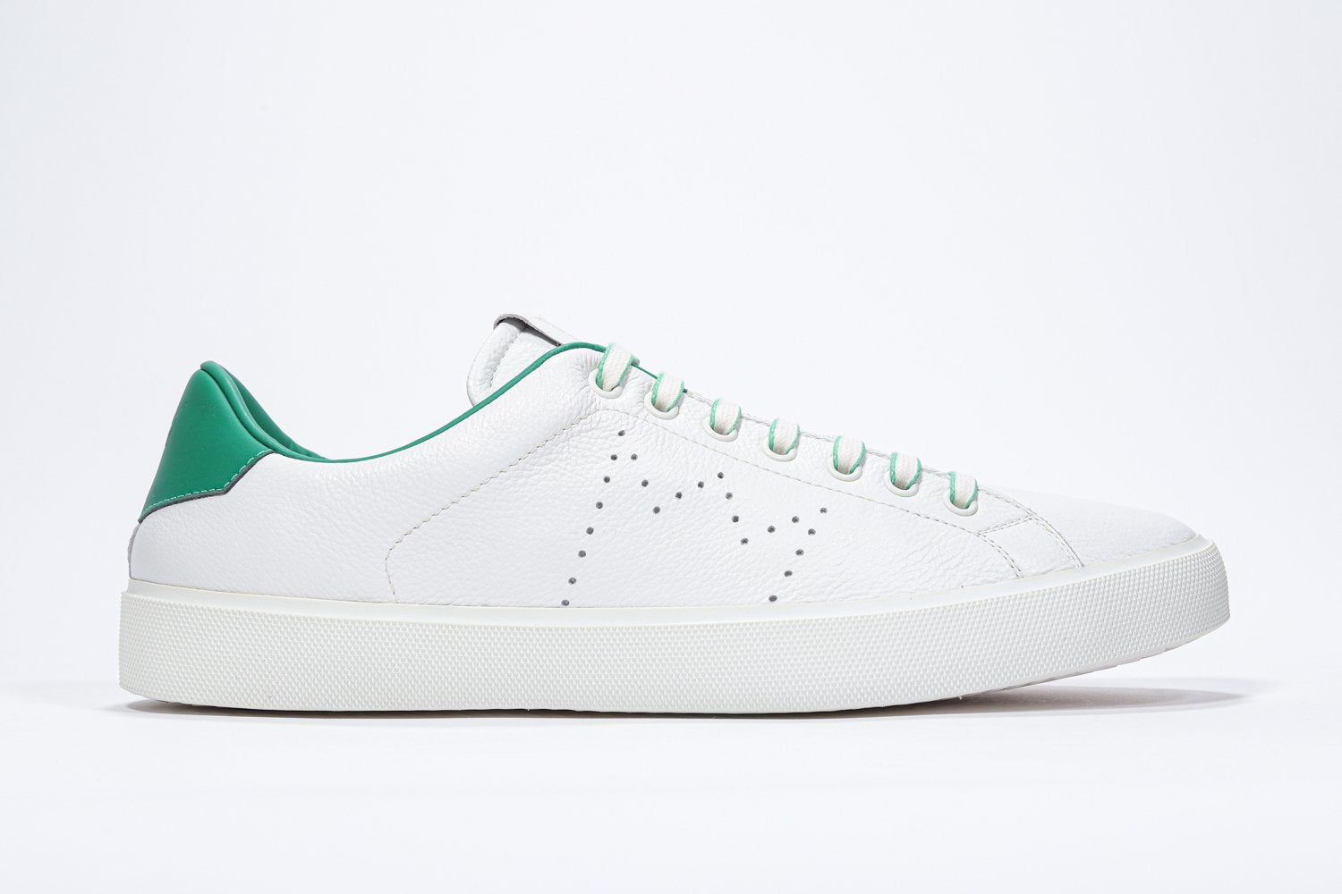 Profil latéral de la chaussure blanche sneaker avec des détails verts et le logo perforé de la couronne sur l'empeigne. Tige en cuir et semelle en caoutchouc blanc.