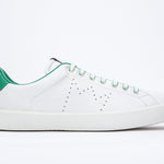 Weißes Low-Top-Profil sneaker mit grünen Details und perforiertem Kronenlogo auf dem Schaft. Schaft aus Vollleder und weiße Gummisohle.