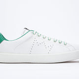 Profilo laterale di BASSE bianco sneaker con dettagli verdi e logo della corona traforato sulla tomaia. Tomaia in pelle e suola in gomma bianca.