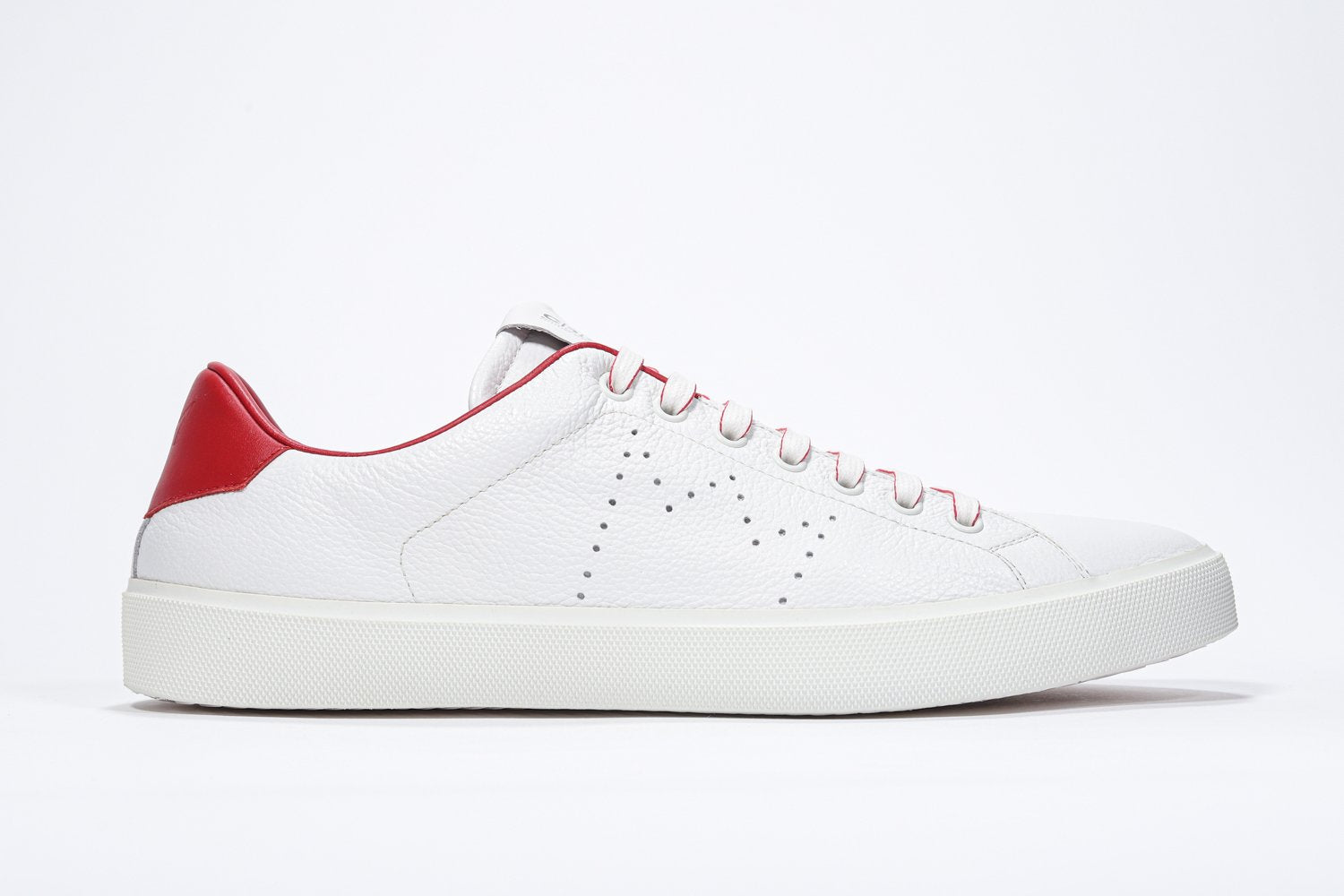 Profilo laterale di BASSE  sneaker  bianco con dettagli rossi e logo della corona traforato sulla tomaia. Tomaia in pelle e suola in gomma bianca.