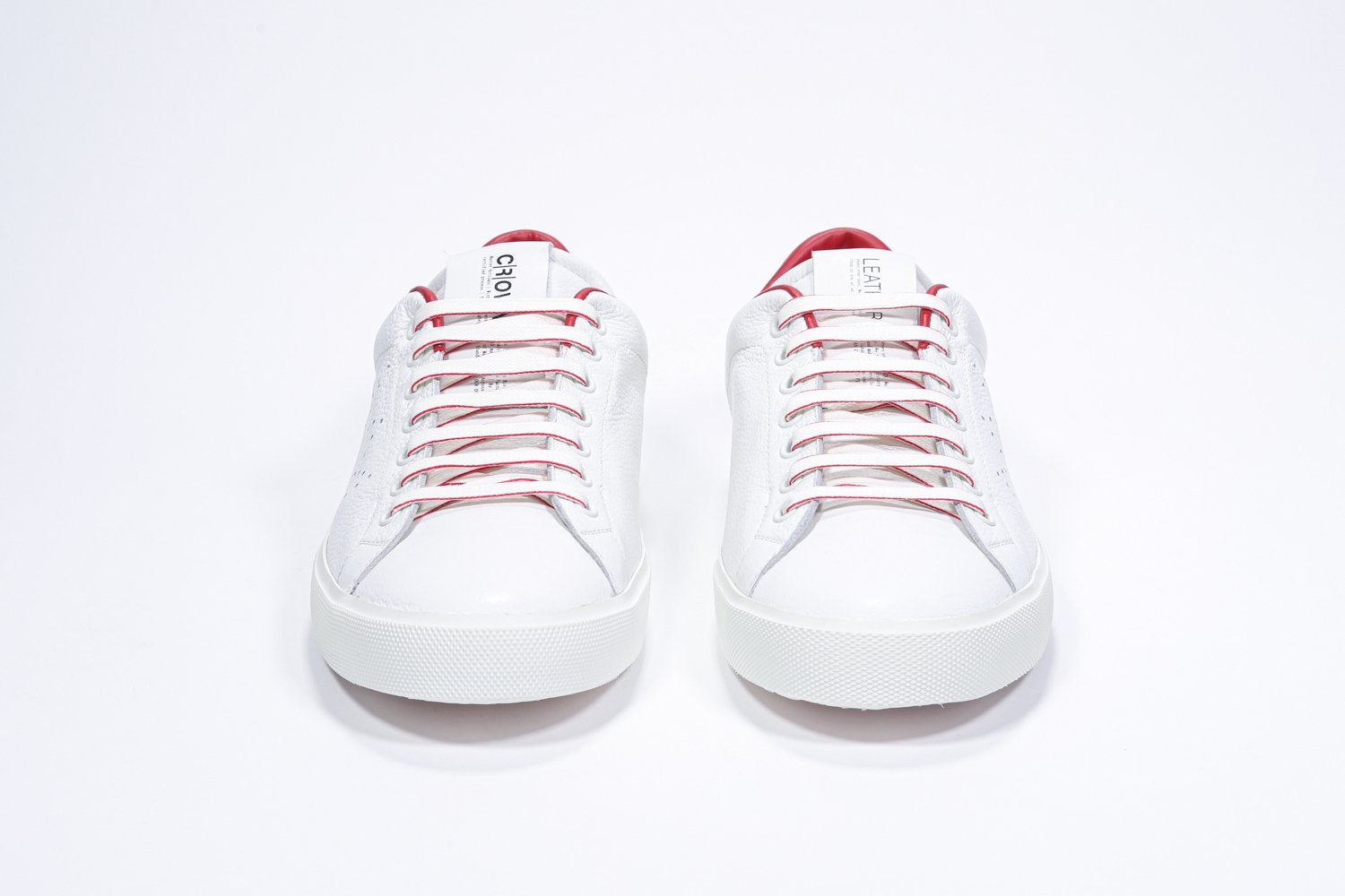 Vorderansicht des weißen Low Top sneaker mit roten Details und perforiertem Kronenlogo auf dem Obermaterial. Obermaterial aus Vollleder und weiße Gummisohle.