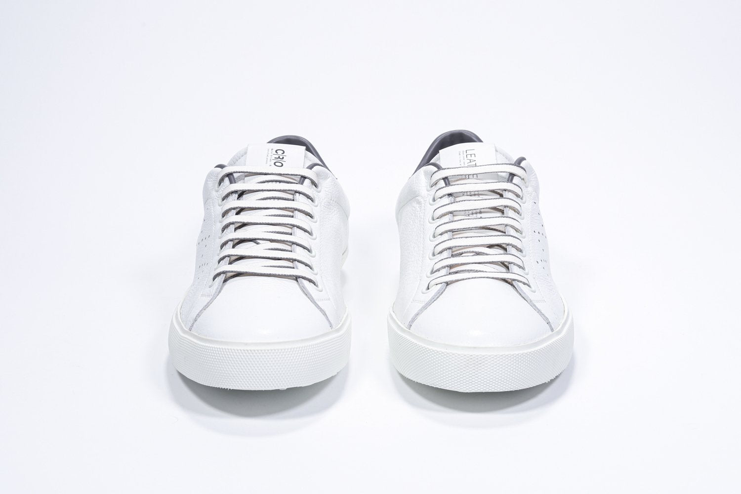 Vorderansicht des weißen Low Top sneaker mit dunkelgrauen Details und perforiertem Kronenlogo auf dem Obermaterial. Obermaterial aus Vollleder und weiße Gummisohle.
