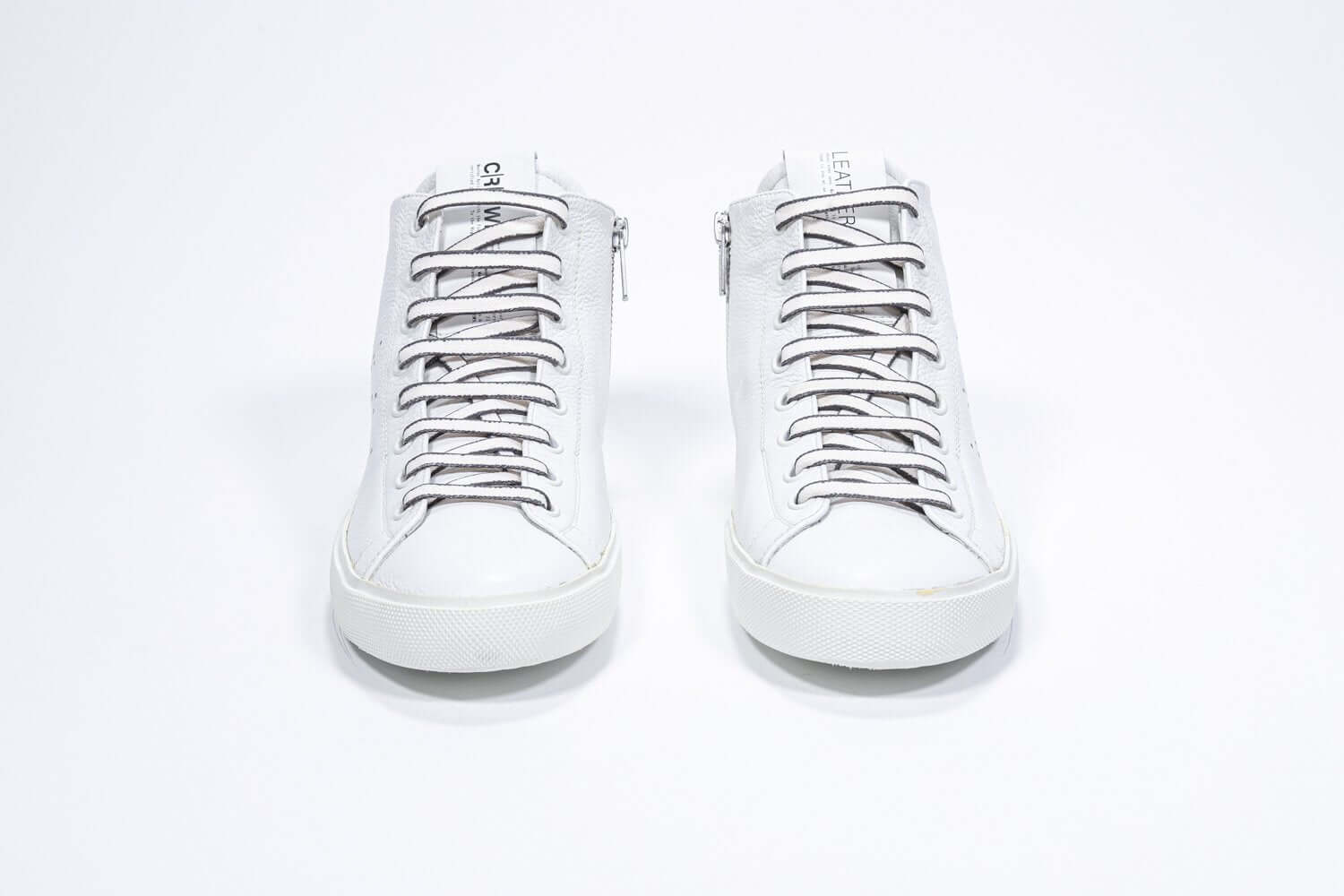 Vista frontale del mid top bianco sneaker con tomaia in pelle con logo corona traforato e suola bianca.