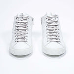 Vorderansicht des weißen Mid-Top-Schuhs sneaker mit Obermaterial aus Vollleder mit perforiertem Kronenlogo und weißer Sohle.