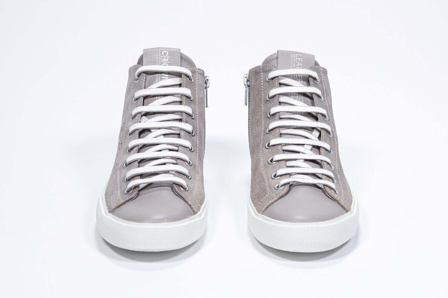 Vorderansicht des beigefarbenen Mid-Top-Schuhs sneaker mit Obermaterial aus Vollwildleder mit perforiertem Kronenlogo und weißer Sohle.