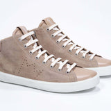 Dreiviertelansicht der Vorderseite des Mid Top Cuoio sneaker mit Obermaterial aus Wildleder mit perforiertem Kronenlogo und weißer Sohle.