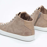 Dreiviertelansicht der Rückseite von mid top cuoio sneaker mit Obermaterial aus Wildleder mit perforiertem Kronenlogo, internem Reißverschluss und weißer Sohle