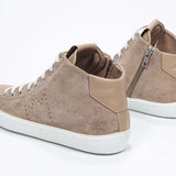 Dreiviertelansicht der Rückseite von mid top cuoio sneaker mit Obermaterial aus Wildleder mit perforiertem Kronenlogo, internem Reißverschluss und weißer Sohle