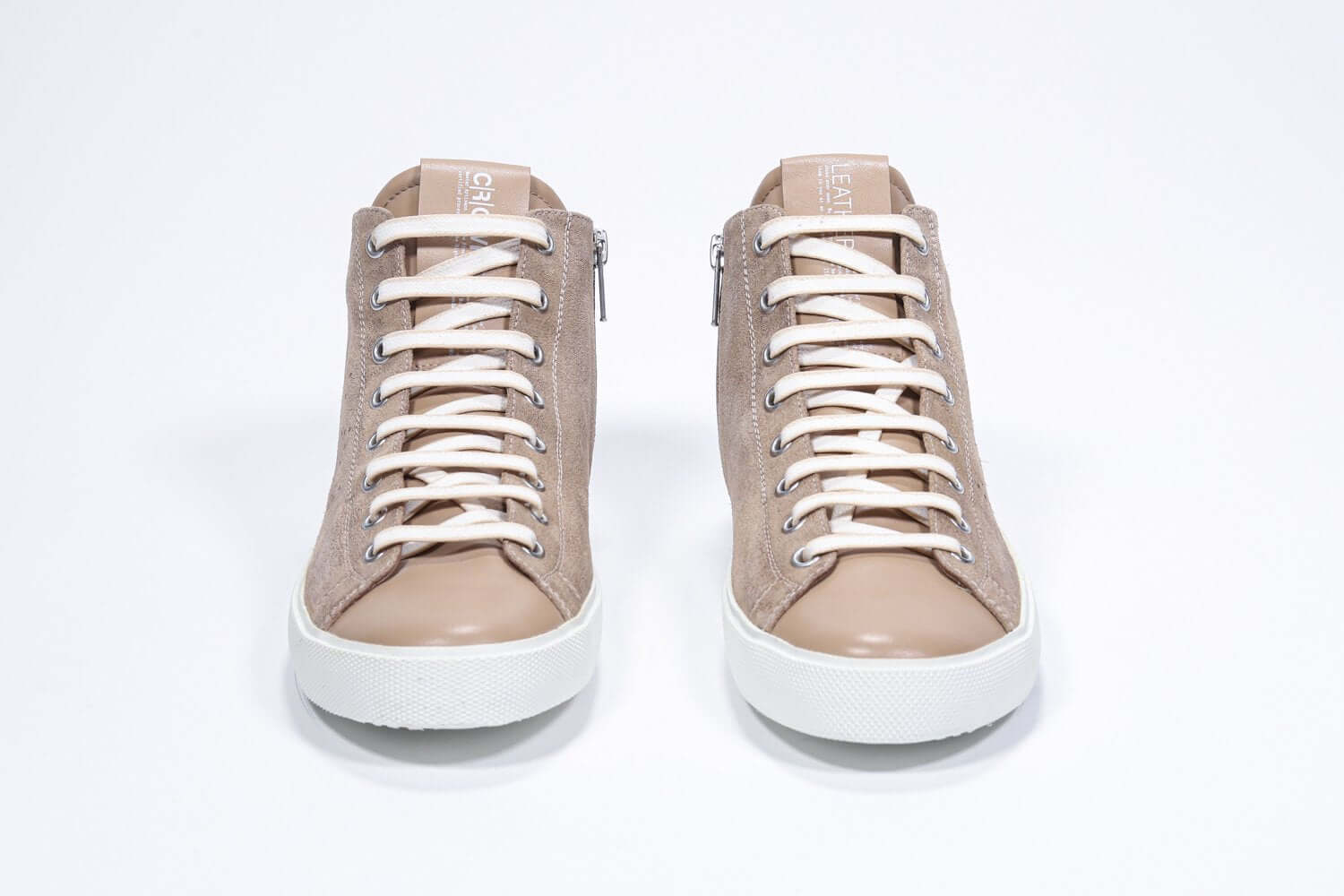 Vorderseite von Mid Top cuoio sneaker mit Obermaterial aus Wildleder mit perforiertem Kronenlogo, Innenreißverschluss und weißer Sohle