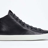 Profilo laterale del mid top nero sneaker con tomaia in pelle con logo a corona traforato, zip interna e suola bianca.