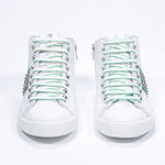 Vorderansicht des weißen und grünen Mid-Top sneaker. Obermaterial aus Vollleder mit Nieten, einem internen Reißverschluss und weißer Gummisohle.