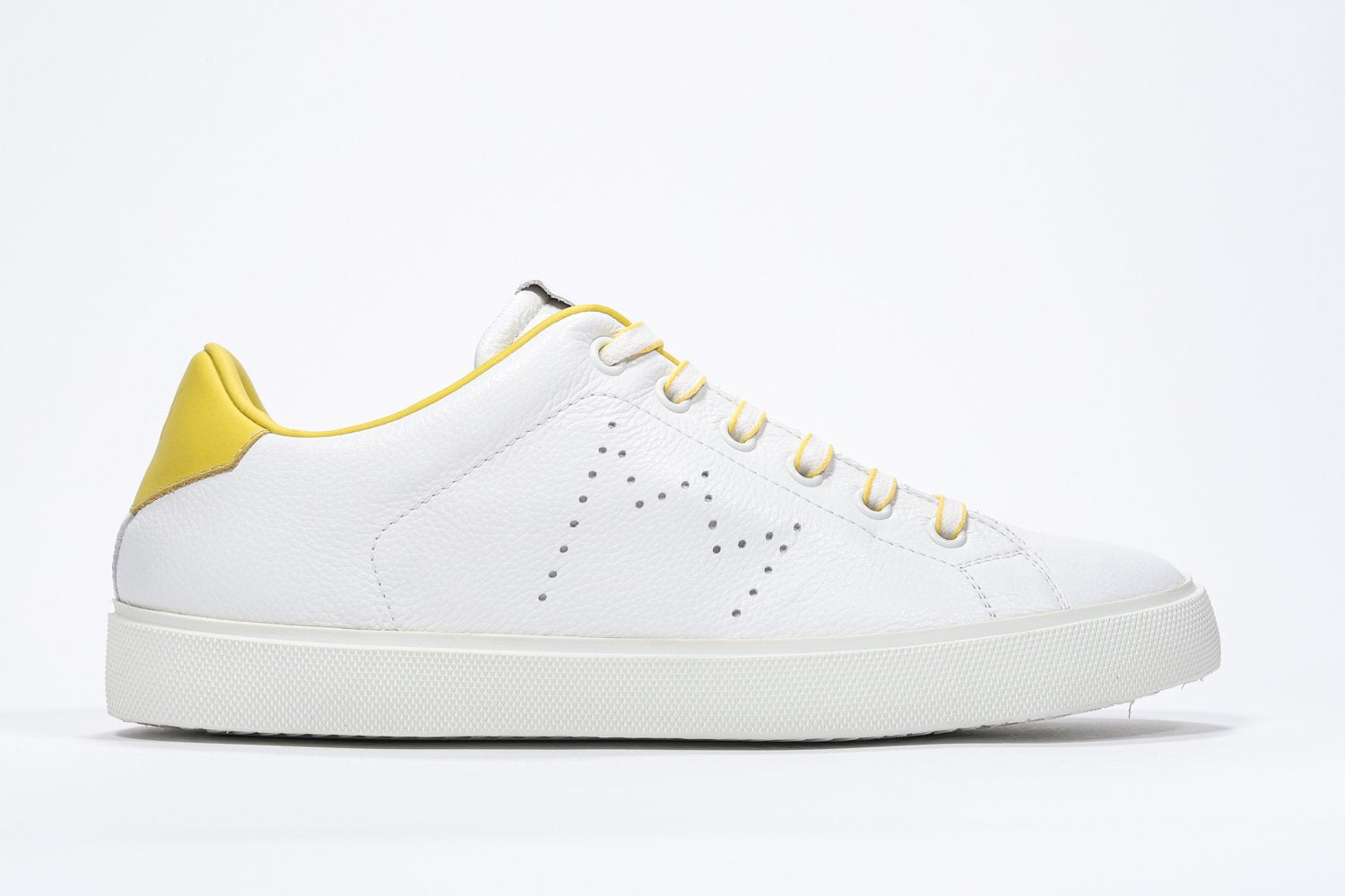 Profil latéral de la chaussure blanche sneaker avec des détails jaunes et le logo perforé de la couronne sur l'empeigne. Tige en cuir et semelle en caoutchouc blanc.