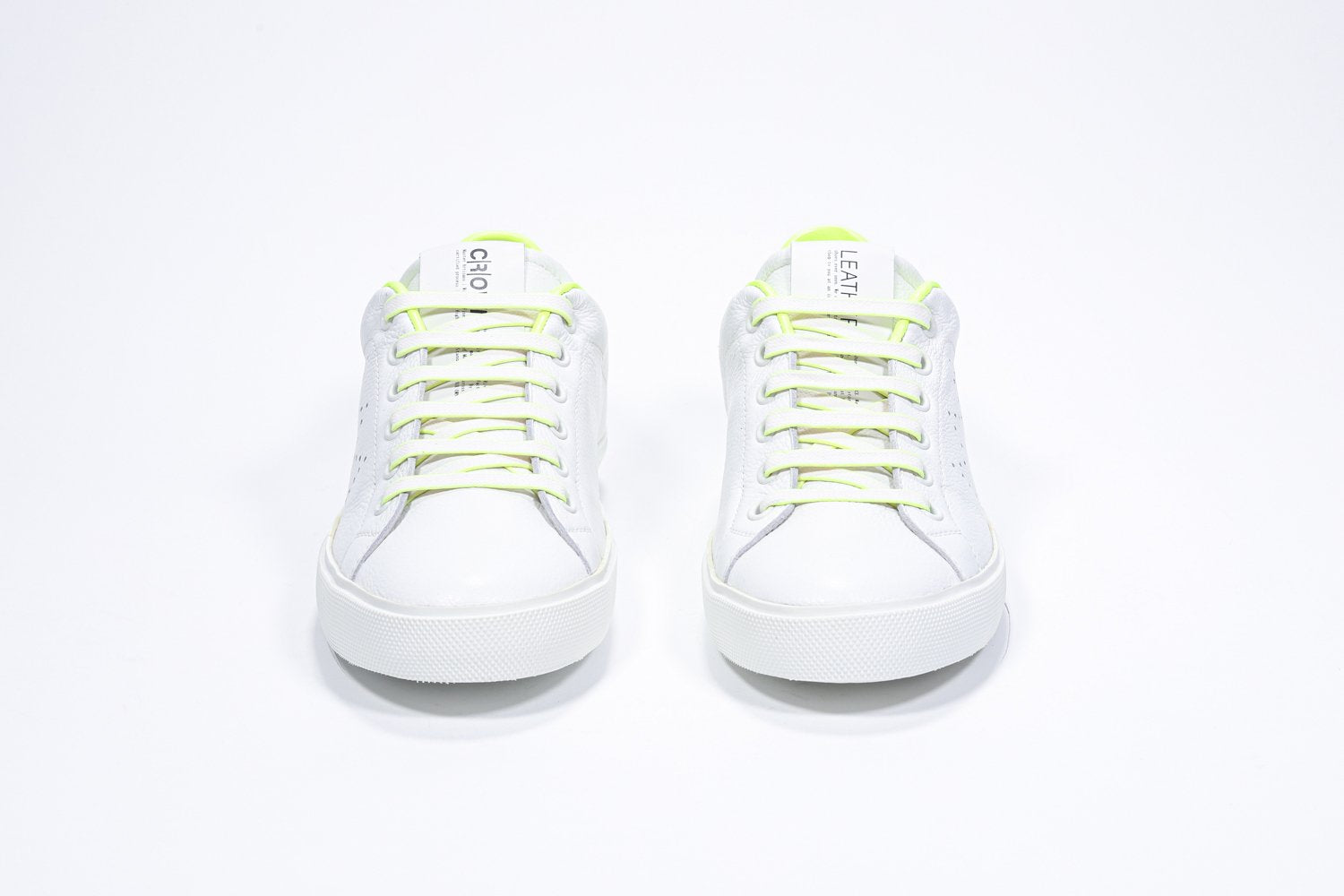 Vorderansicht des weißen Low Top sneaker mit neongelben Details und perforiertem Kronenlogo auf dem Obermaterial. Obermaterial aus Vollleder und weiße Gummisohle.