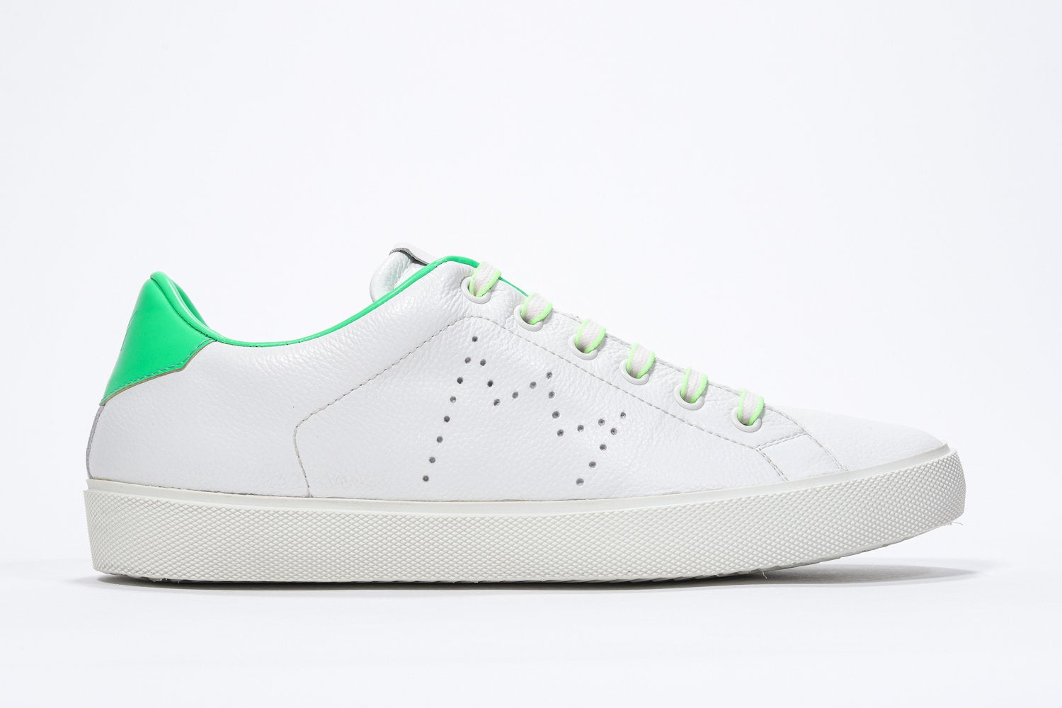 Vue de profil de la chaussure blanche sneaker avec des détails vert fluo et le logo perforé de la couronne sur l'empeigne. Tige en cuir et semelle en caoutchouc blanc.