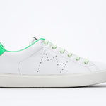 Profilo laterale di BASSE  sneaker  bianco con dettagli verde neon e logo della corona traforato sulla tomaia. Tomaia in pelle e suola in gomma bianca.