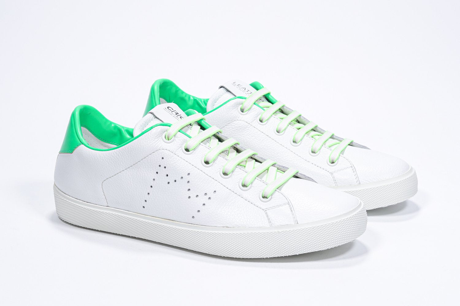 Tre quarti di BASSE  sneaker  bianco con dettagli verde neon e logo della corona traforato sulla tomaia. Tomaia in pelle e suola in gomma bianca.