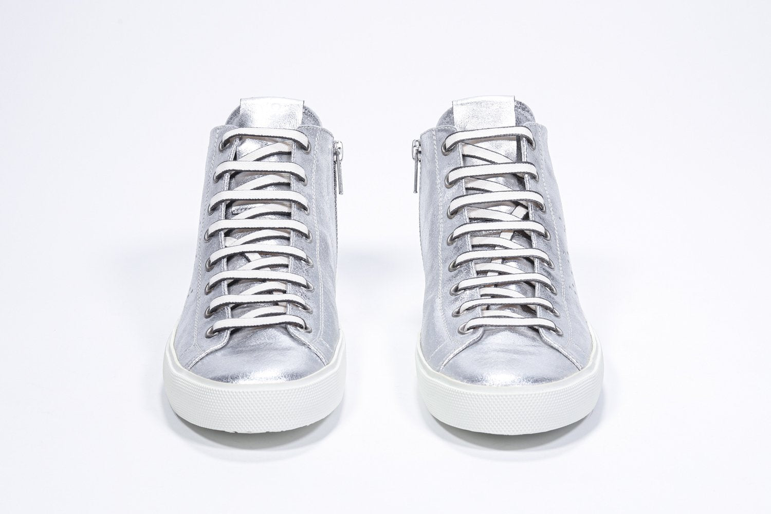 Vorderansicht des silbernen Mid-Top sneaker mit Volllederoberteil mit perforiertem Kronenlogo, Innenreißverschluss und weißer Sohle.