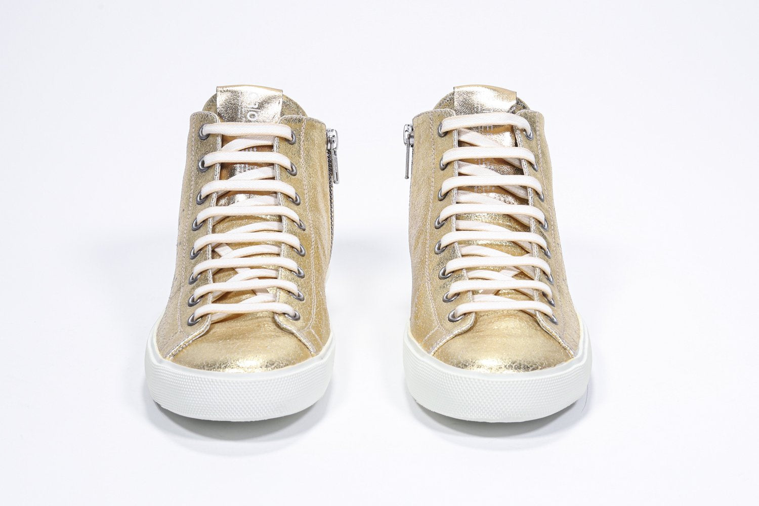 Vorderansicht des goldenen Mid-Top-Schuhs sneaker mit Obermaterial aus Vollleder mit perforiertem Kronenlogo, Innenreißverschluss und weißer Sohle.