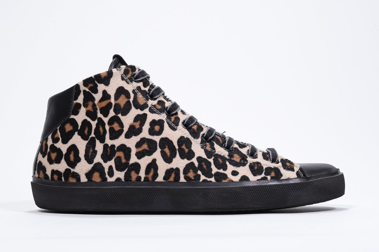 Profilo laterale del mid top leopardato sneaker con tomaia in pelle di vitello a pelo pieno, zip interna e suola nera.