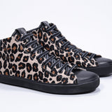 Tre quarti del top medio leopardato sneaker con tomaia in pelle di vitello a pelo pieno, zip interna e suola nera.