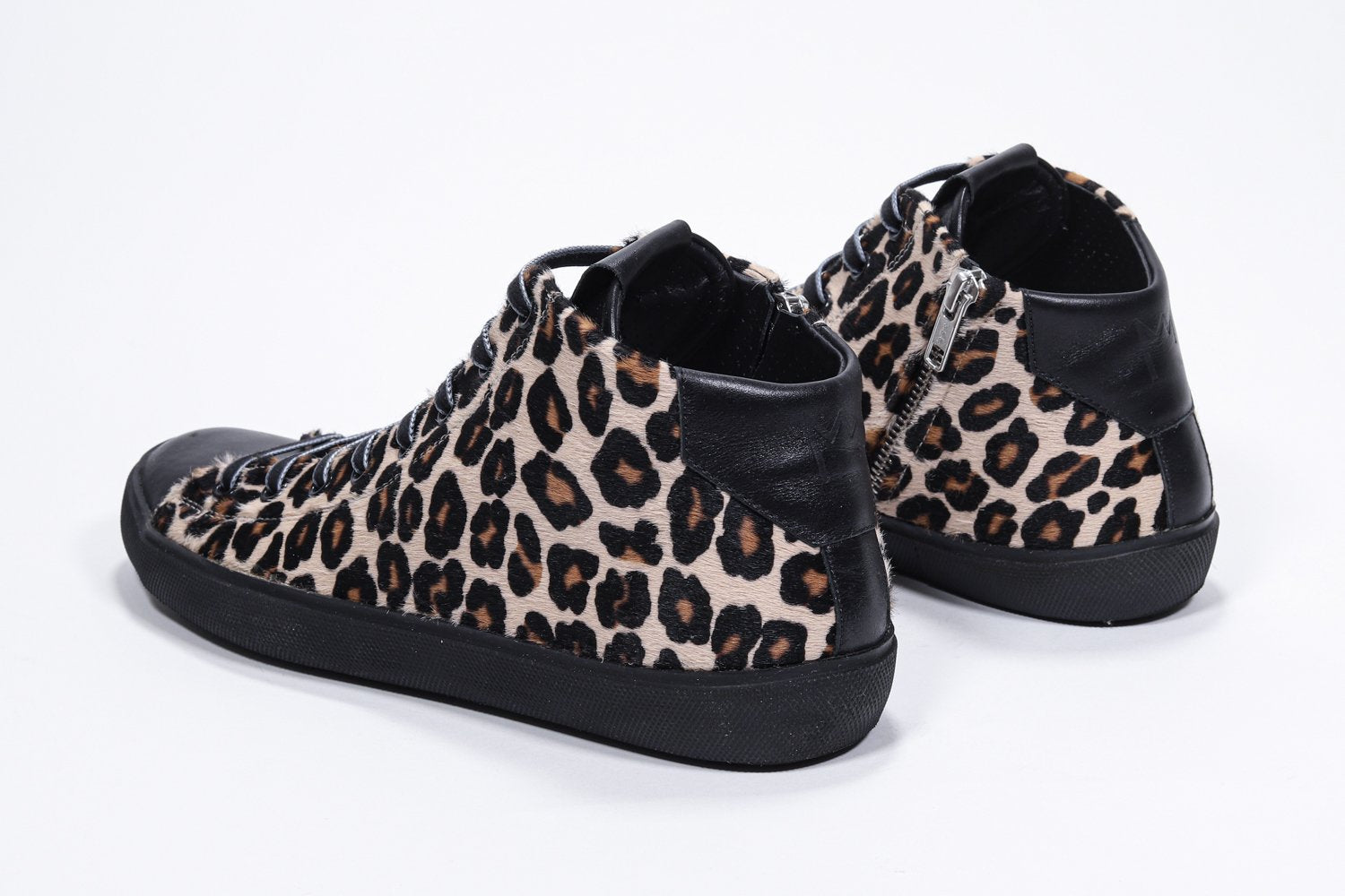 Vue de trois quarts arrière de l'imprimé léopard sneaker avec tige en cuir de veau pleine fleur, fermeture à glissière interne et semelle noire.