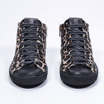 Vue de face de la chaussure à imprimé léopard sneaker avec tige en cuir de veau pleine fleur, fermeture à glissière interne et semelle noire.