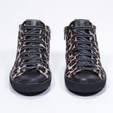 Vue de face de la chaussure à imprimé léopard sneaker avec tige en cuir de veau pleine fleur, fermeture à glissière interne et semelle noire.