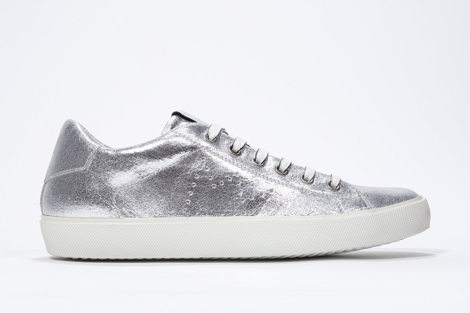 Seitliches Profil des silbernen Low Top sneaker mit perforiertem Kronenlogo auf dem Schaft. Obermaterial aus Metallic-Leder und weiße Gummisohle.