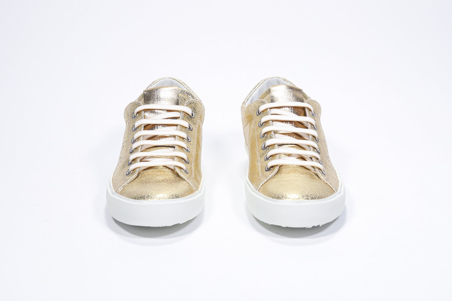 Vorderansicht des goldenen Low Top sneaker mit perforiertem Kronenlogo auf dem Obermaterial. Obermaterial aus Metallic-Leder und weiße Gummisohle.
