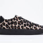 Profilo laterale di BASSE con stampa leopardata sneaker. Tomaia in pelle di vitello e suola in gomma nera.