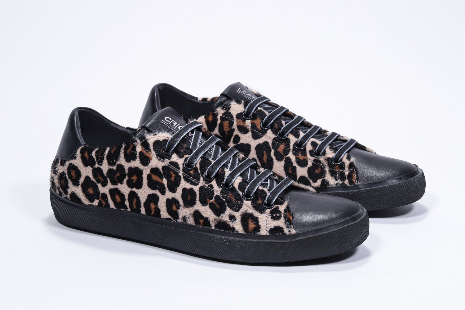 Tre quarti anteriore di BASSE con stampa leopardata sneaker. Tomaia in pelle di vitello e suola in gomma nera.