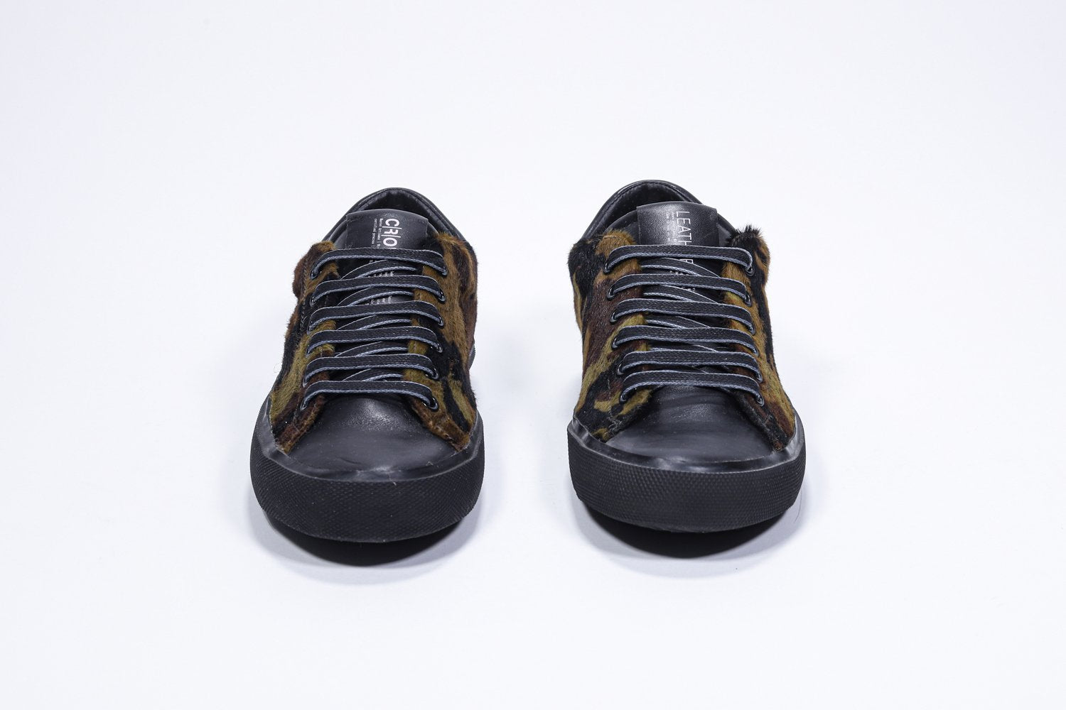 Vue avant de la chaussure basse à imprimé camouflage sneaker. Tige en cuir pleine fleur et semelle en caoutchouc noir.