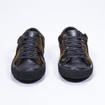 Vue avant de la chaussure basse à imprimé camouflage sneaker. Tige en cuir pleine fleur et semelle en caoutchouc noir.