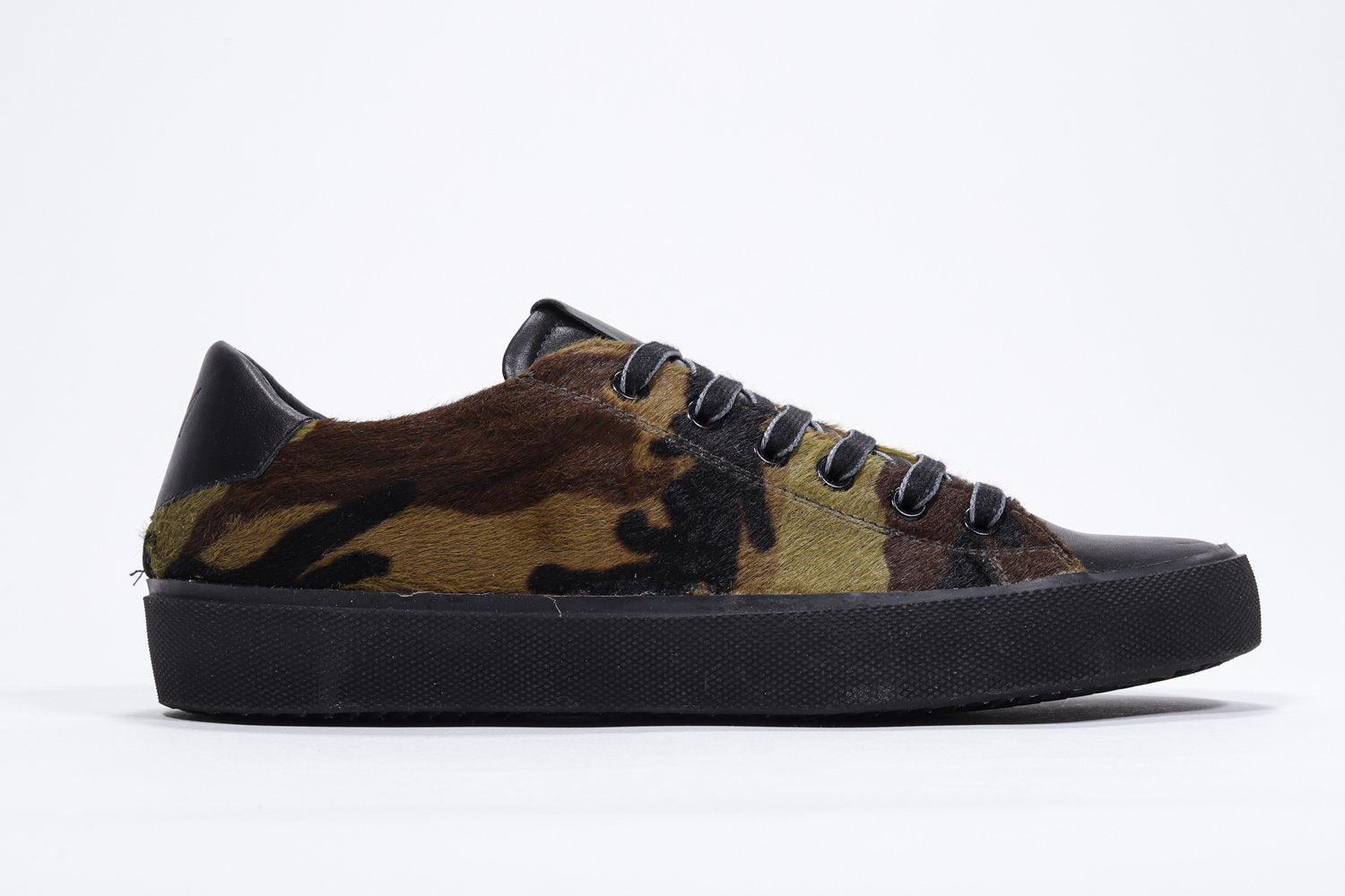Profil latéral de la chaussure à imprimé camouflage sneaker. Tige en cuir pleine fleur et semelle en caoutchouc noir.