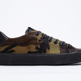 Seitliches Profil mit niedrigem Camouflage-Druck sneaker. Obermaterial aus Haarkalbsleder und schwarze Gummisohle.