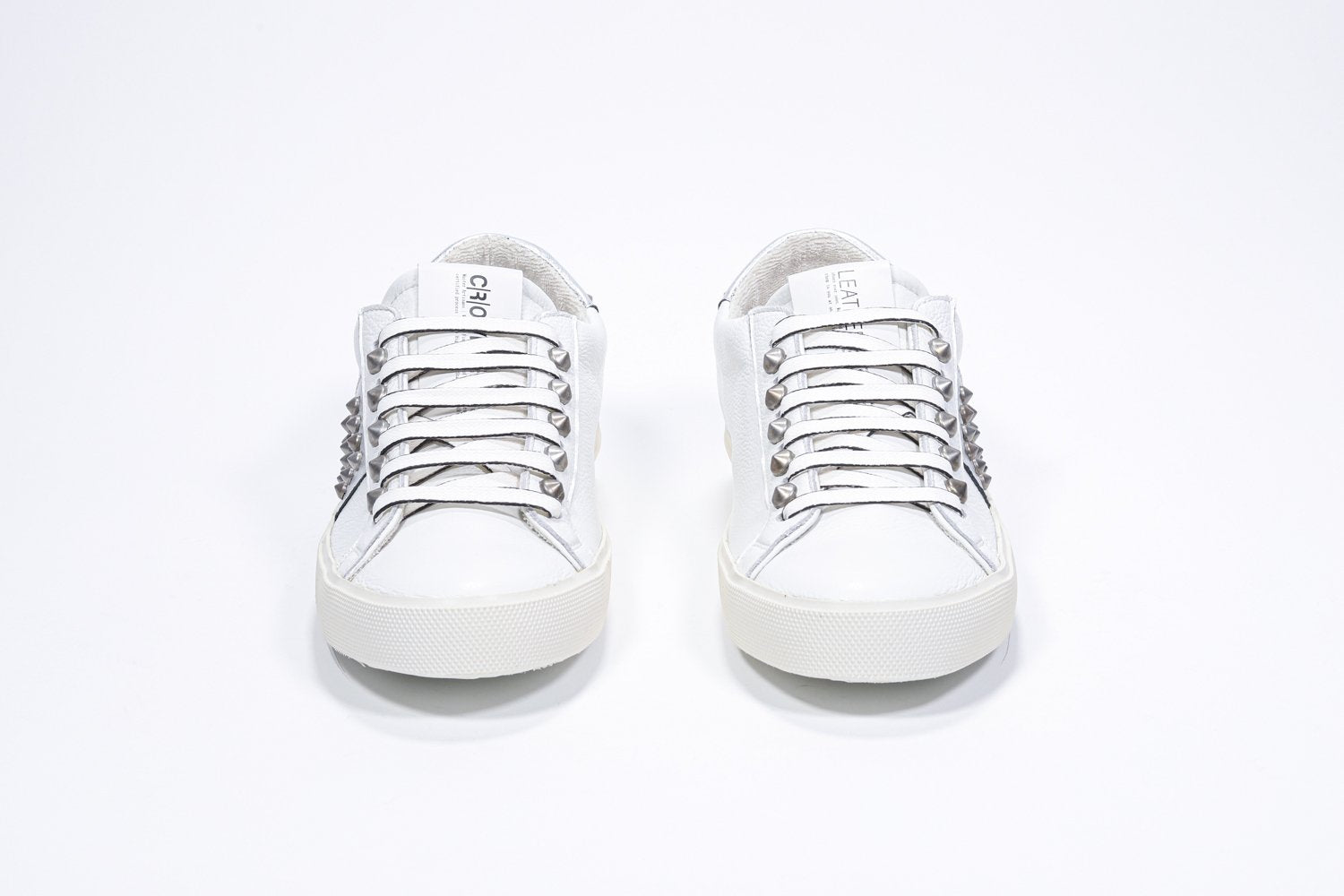 Vista frontale di BASSE bianco e argento metallizzato sneaker. Tomaia in pelle con borchie e suola in gomma vintage.