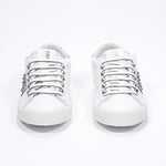 Vorderansicht von Low Top weiß und metallic silber sneaker. Obermaterial aus Vollleder mit Nieten und Vintage-Gummisohle.
