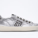 Seitliches Profil von Low Top Metallic Silber sneaker. Schaft aus Vollleder mit Nieten und Vintage-Gummisohle.