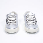 Profilo anteriore di BASSE argento metallizzato sneaker. Tomaia in pelle con borchie e suola in gomma vintage.