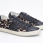 Dreiviertelansicht der Vorderseite von Low-Top-Leopardenmuster sneaker. Obermaterial aus Haarkalbsleder und Leder mit Nieten und Vintage-Gummisohle.