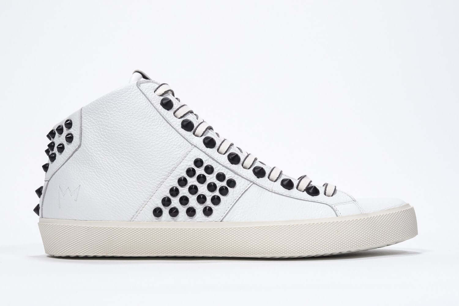 Seitenprofil des weißen Mid Top sneaker. Obermaterial aus Vollleder mit Nieten, einem internen Reißverschluss und einer Vintage-Gummisohle.
